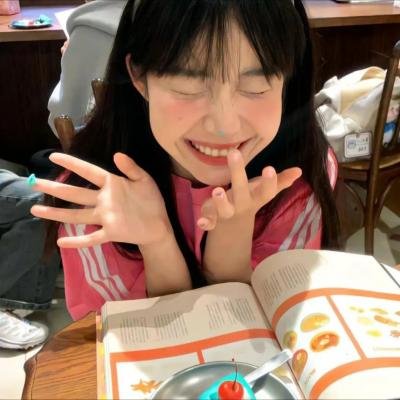 圆肚子女孩
